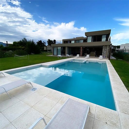 Renovación de pileta con revestimiento impermeable y elegante – Argentina