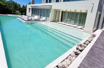 Detalle de revestimiento de piscina resistente y elegante – Piscinas Golden Argentina